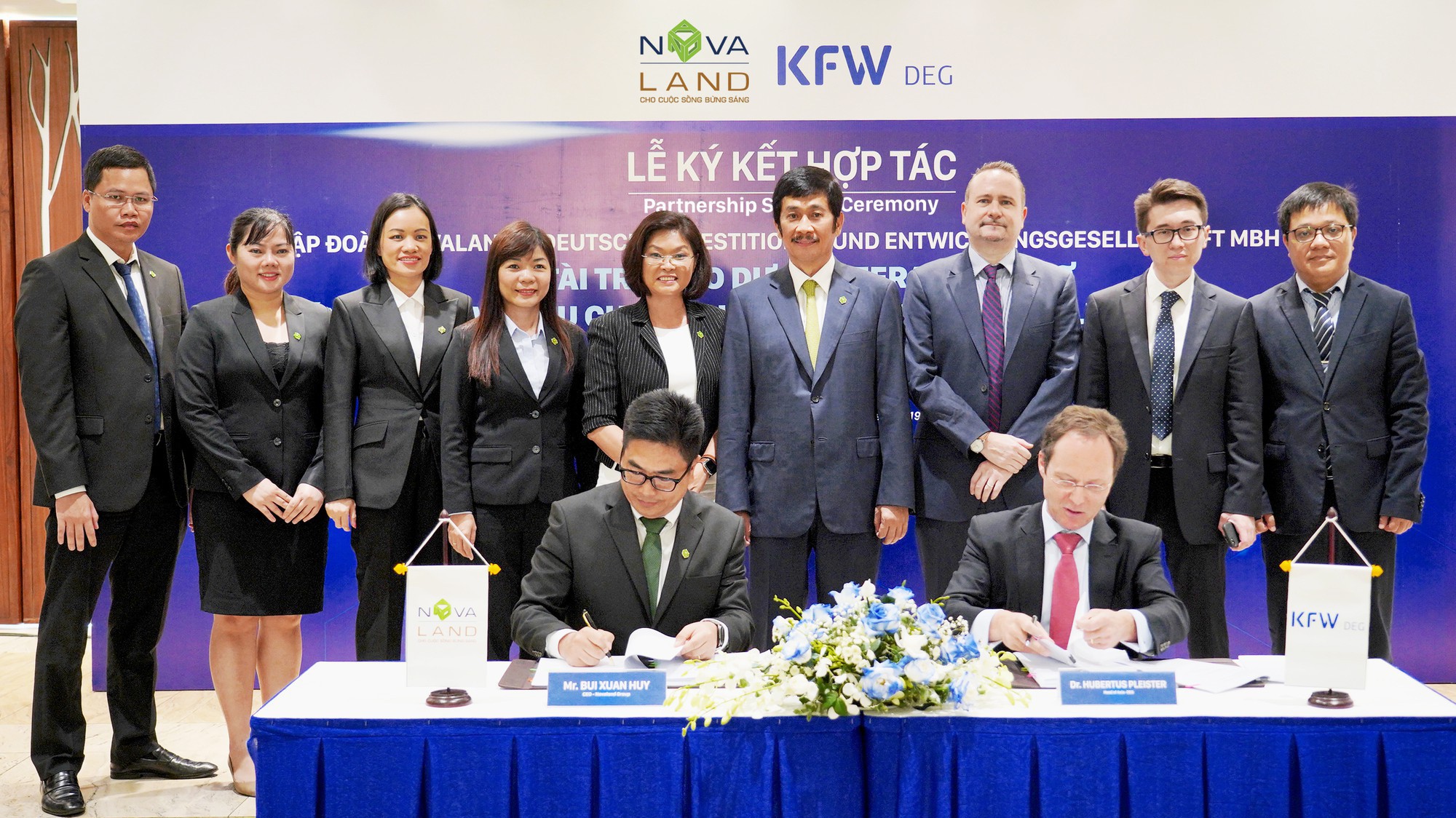 Ông Bùi Xuân Huy - Tổng giám đốc Novaland ký kết với đại diện DEG tại sự kiện.