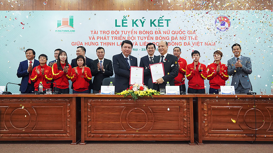 Ông Lê Trọng Khương - Tổng giám đốc Hưng Thịnh Land (bên phải) và ông Lê Hoài Anh - Tổng thư ký Liên đoàn bóng đá Việt Nam (bên trái) trong lễ ký kết.