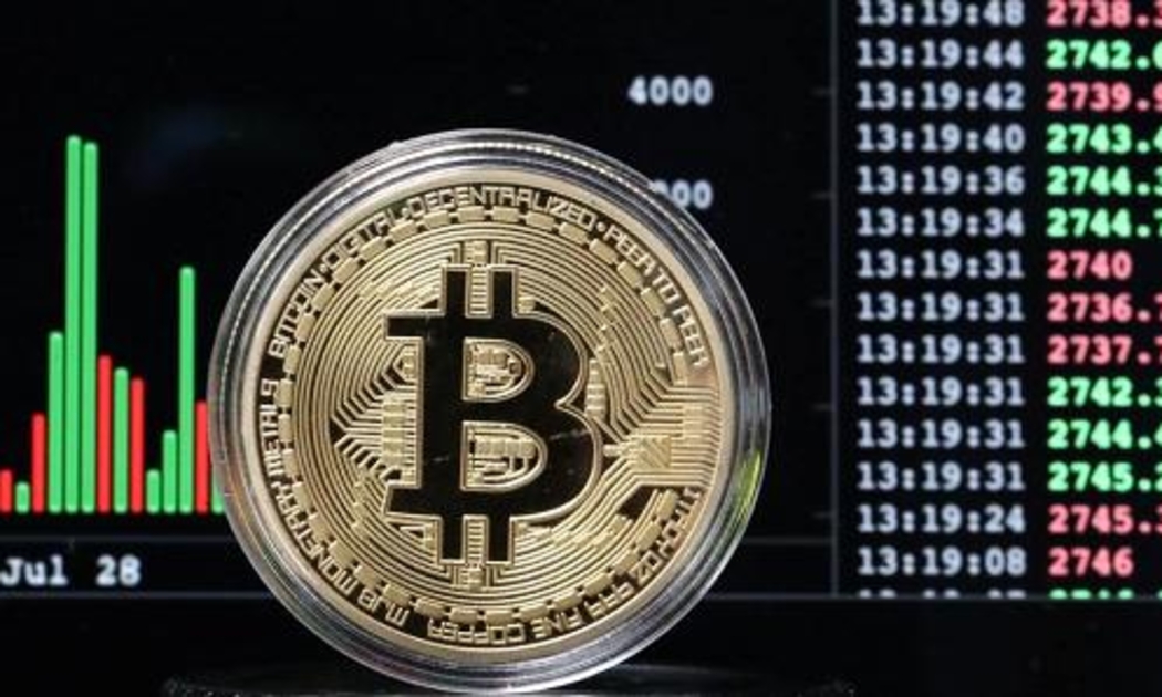 Mô hình một đồng tiền ảo Bitcoin được dùng như một vật lưu niệm - Ảnh: CNBC.