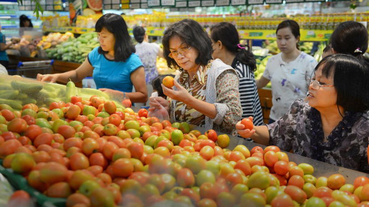 Đến thời điểm hiện tại, giá thịt lợn đã ổn định trở lại. Giá rau củ giảm nhẹ do thời tiết thuận lợi, nguồn cung dồi dào.