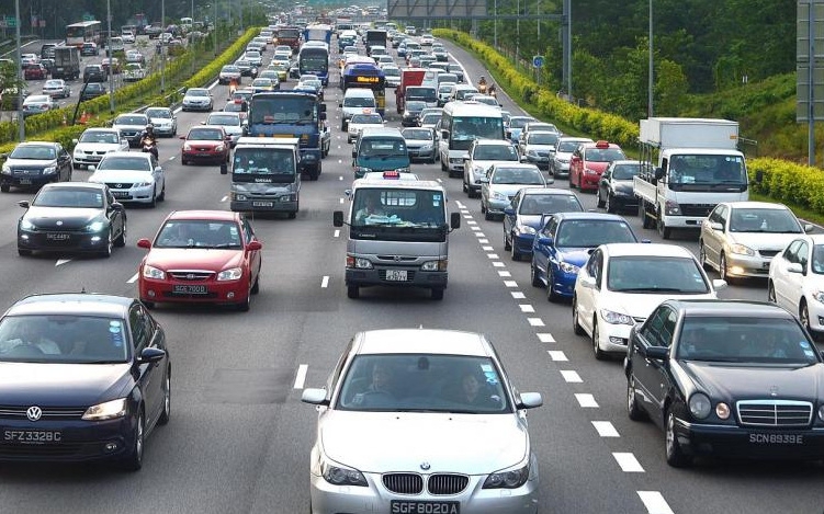 Xe cộ lưu thông trên một con đường ở Singapore.