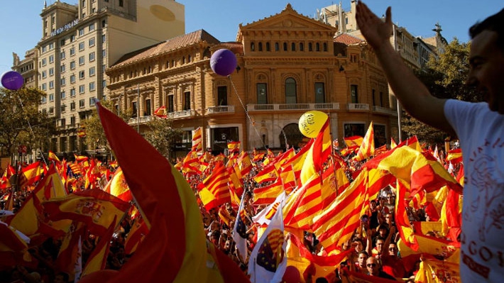 Biểu tình phản đối Catalonia ly khai ở Barcelona ngày 29/10 - Ảnh: Reuters.