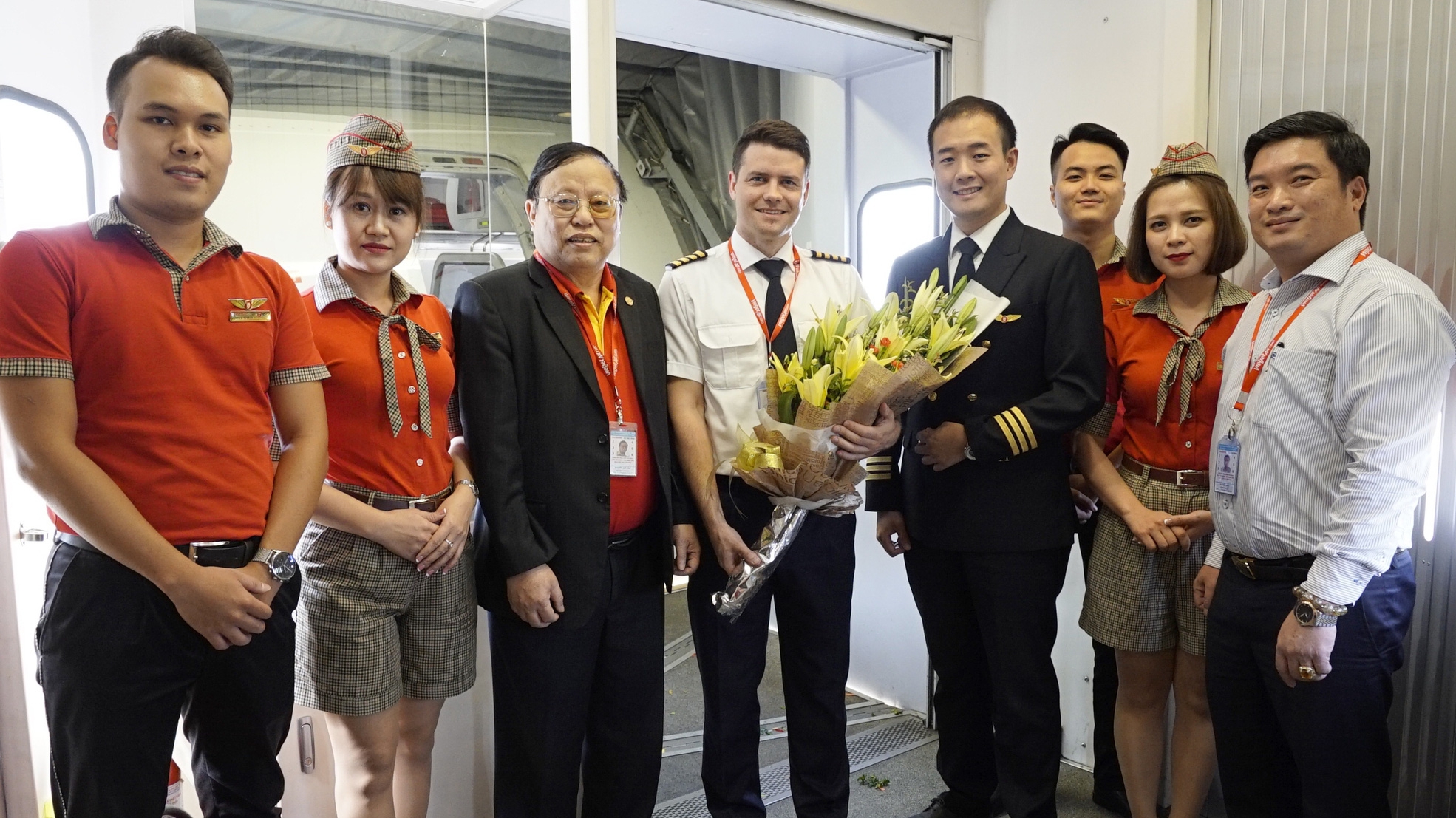 Phó tổng giám đốc Vietjet Nguyễn Đức Tâm cùng phi hành đoàn trước giờ khởi hành.