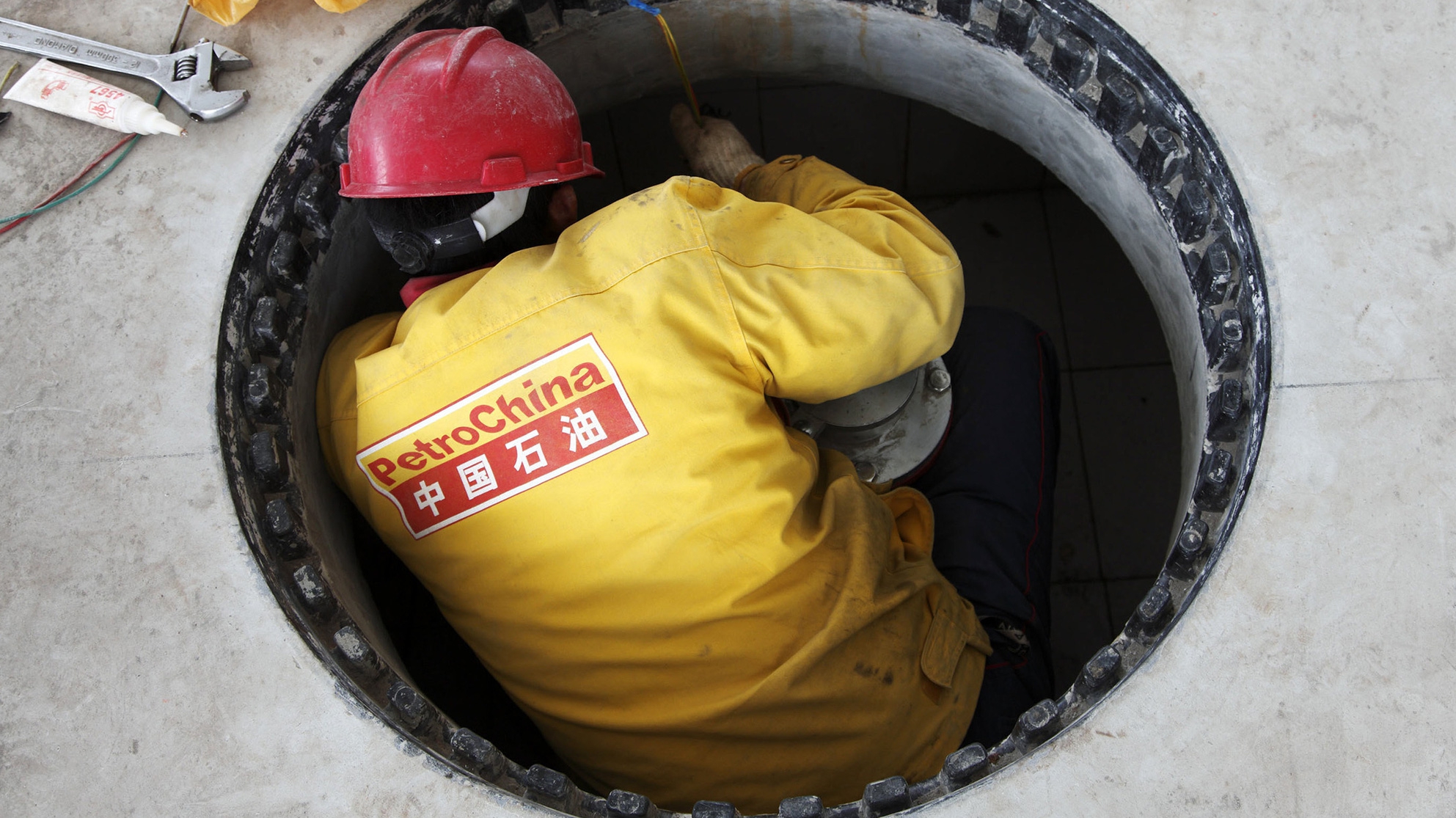Giá cổ phiếu của PetroChina rớt thảm chủ yếu do sự dịch chuyển chính sách kinh tế của Trung Quốc trong thập kỷ qua - Ảnh: Bloomberg.