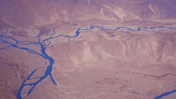 Ảnh chụp từ trên cao con sông Yarlung Tsangpo ở Tây Tạng - Ảnh: Alamy Stock Photo.