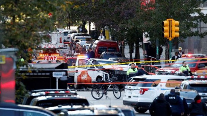 Lực lượng chức năng có mặt tại hiện trường vụ tấn công bằng xe tải ở New York ngày 31/10 - Ảnh: Reuters.