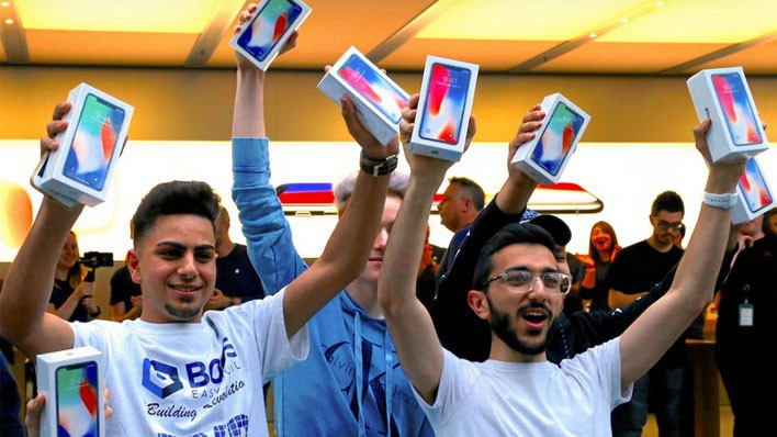 Những khách hàng đầu tiên mua được iPhone X tại Apple Store ở Sydney, Australia sang 3/11 - Ảnh: Reuters.