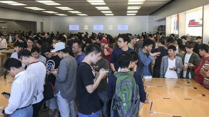 Quang cảnh trong Apple Store ở Thẩm Quyến, Trung Quốc sang 3/11 - Ảnh: SCMP.
