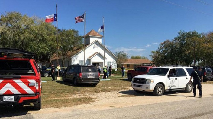 Bên ngoài nhà thờ First Baptist Church ở Texas, Mỹ, nơi xảy ra vụ xả súng ngày 5/11 - Ảnh: Reuters.