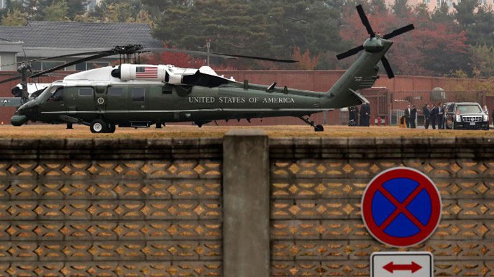 Các quan chức cấp cao Nhà Trắng đang bàn bạc bên ngoài trong khi Tổng thống Donald Trump ngồi trong xe, sau khi chuyến thăm khu phi quân sự (DMZ) giữa hai miền bán đảo Triều Tiên sáng 8/11 không thể diễn ra vì sương mù - Ảnh: Reuters.