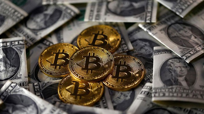 Những đồng tiền ảo Bitcoin mô hình đặt cạnh những đồng tiền giấy trong một bức hình minh họa - Ảnh: Reuters.