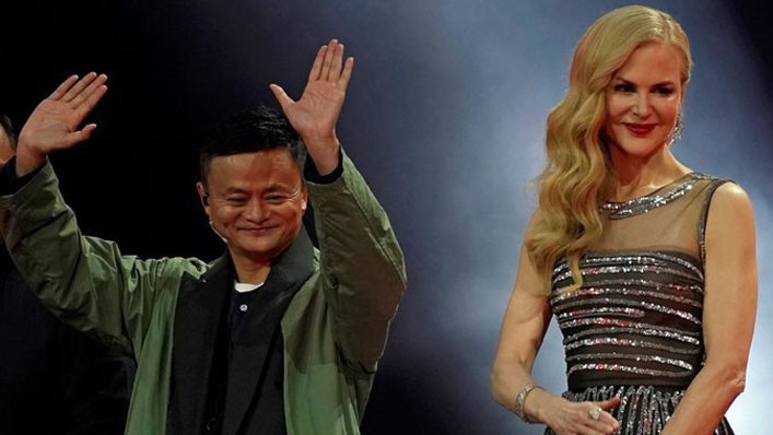 Người sáng lập Alibaba, ông Jack Ma (trái) và nữ minh tinh Nicole Kidman trong tiệc gala nhân sự kiện mua sắm Ngày Độc thân, tại trụ sở Alibaba ở Hàng Châu, Trung Quốc, ngày 10/11 - Ảnh: Reuters.
