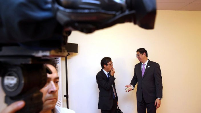 Một quan chức Nhật Bản và một quan chức Canada đang trao đổi sau cuộc họp giữa các nước thành viên TPP diễn ra bên lề thượng đỉnh APEC tại Đà Nẵng, ngày 10/11 - Ảnh: Reuters.