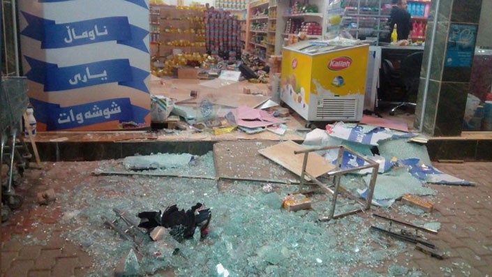 Cửa kính một siêu thị ở Iraq vỡ vụn vì trận động đất ngày 12/11 - Ảnh: Twitter/Reuters.