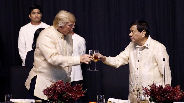 Tổng thống Mỹ Donald Trump (trái) và Tổng thống Philippines Rodrigo Duterte nâng ly tại tiệc tối gala chào mừng thượng đỉnh ASEAN tại Manila, Philippines, ngày 12/11 - Ảnh: Reuters.