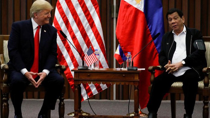 Tổng thống Mỹ Donald Trump (trái) và Tổng thống Philippines Rodrigo Duterte trong cuộc gặp ở Manila, Philippines, ngày 13/11 - Ảnh: Reuters.