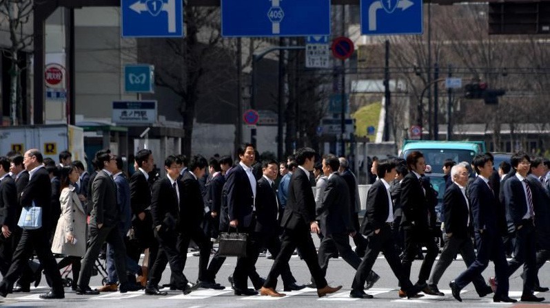 Tiền lương hầu như không tăng trong nhiều năm là nguyên nhân chính khiến tiêu dùng nội địa ở Nhật ì ạch.