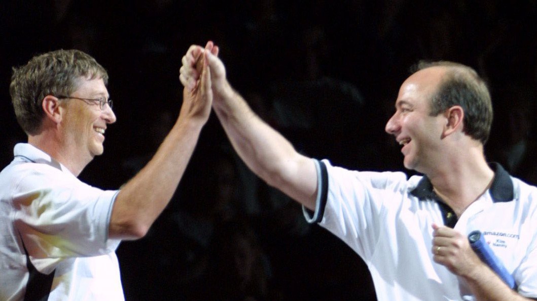 Bill Gates (trái) và Jeff Bezos. Dù hai vị doanh nhân nổi tiếng đều có những lý do riêng cho việc họ thích rửa bát, khoa học đã chứng minh lợi ích mà công việc này có thể mang lại.