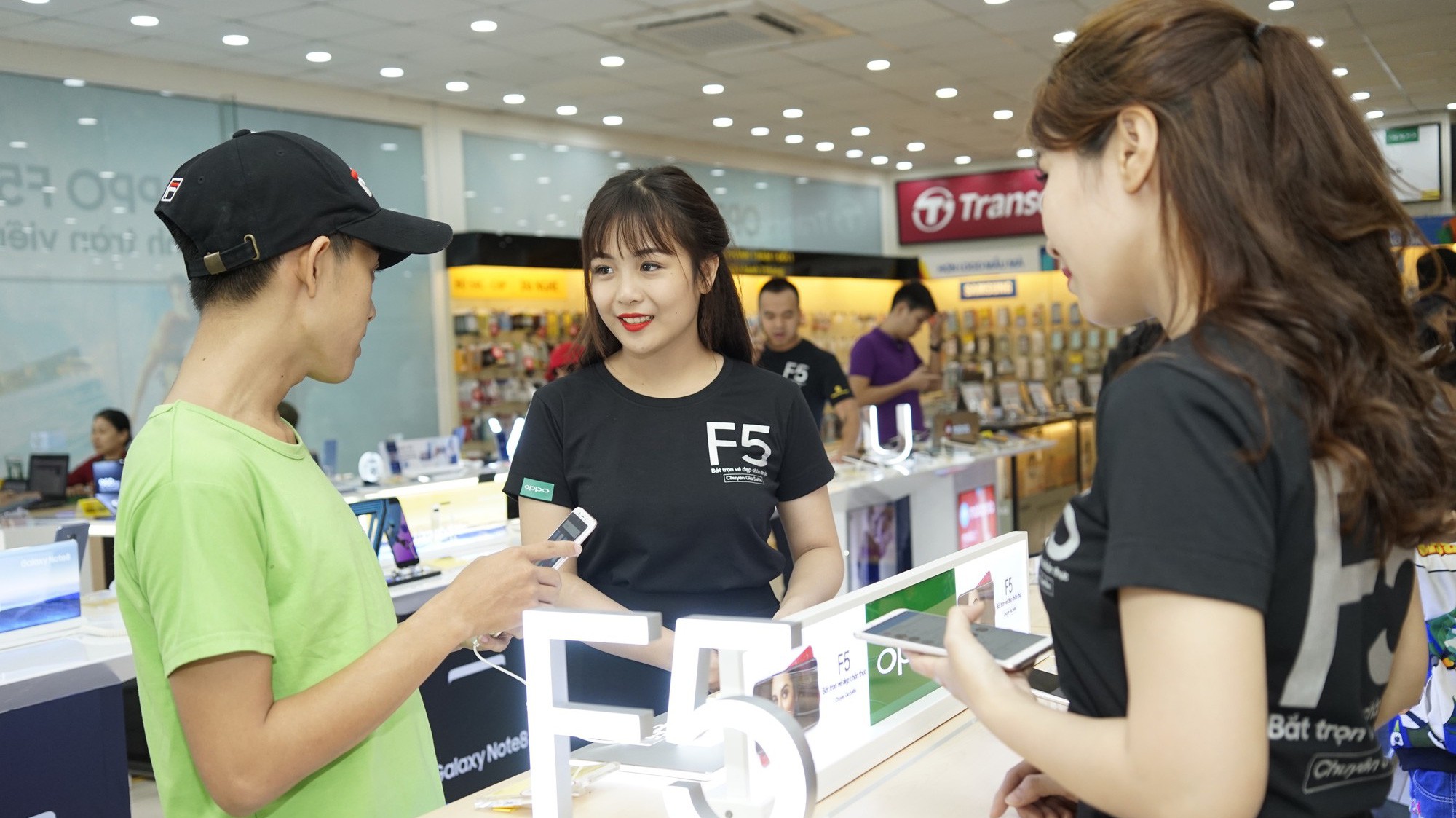 Người dùng đến nhận máy F5 trong ngày mở bán.