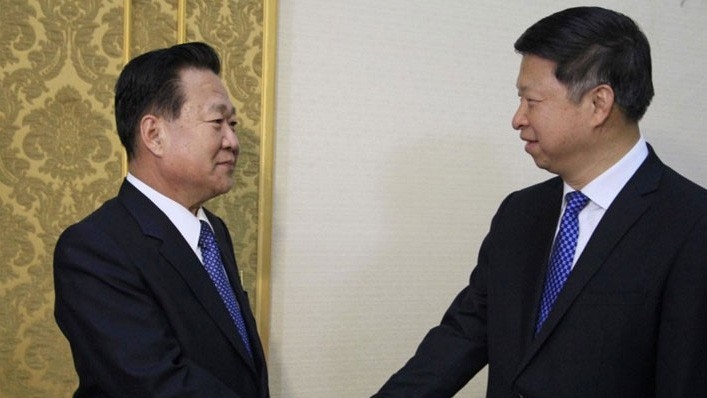 Ông Choe Ryong Hae (trái), trợ lý của nhà lãnh đạo Triều Tiên Kim Jong Un, và ông Song Tao, đặc phái viên của Chủ tịch Trung Quốc Tập Cận Bình trong cuộc gặp tại Bình Nhưỡng ngày 17/11 - Ảnh: AP/SCMP.