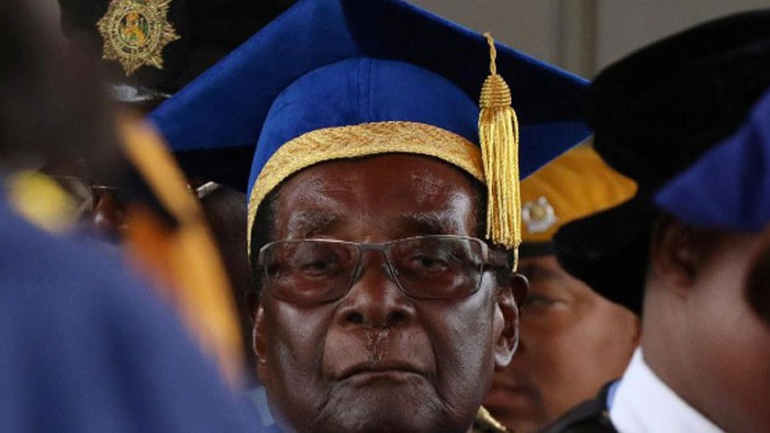 Tổng thống Robert Mugabe của Zimbabwe dự một lễ tốt nghiệp đại học ở thủ đô Harare, ngày 17/11 - Ảnh: Reuters.