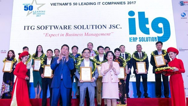 Ông Nguyễn Xuân Hách, Giám đốc Điều hành ITG nhận Giấy chứng nhận Top 50 doanh nghiệp công nghệ thông tin hàng đầu Việt Nam.