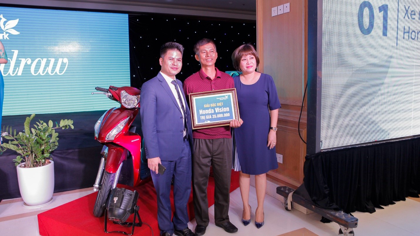 Ông Nguyễn Văn Phương, trúng giải đặc biệt chương trình bốc thăm may mắn tại lễ ra mắt dự án Eurowindow River Park.