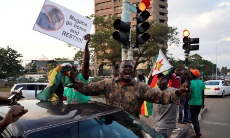 Tổng thống 93 tuổi của Zimbabwe từ chức, chấm dứt gần 40 năm cầm quyền