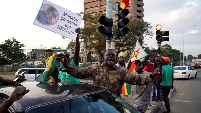 Người Zimbabwe ăn mừng Tổng thống Robert Mugabe từ chức ở Harare, ngày 21/11 - Ảnh: Getty/Bloomberg.