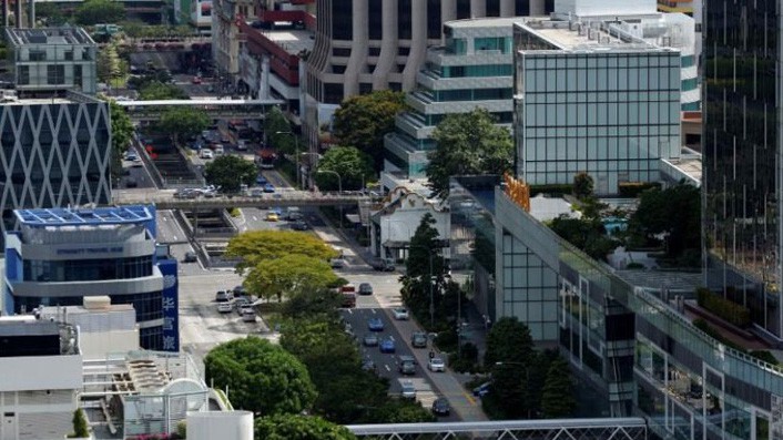 Xe cộ lưu thông trên một con đường ở Singapore - Ảnh: Reuters.