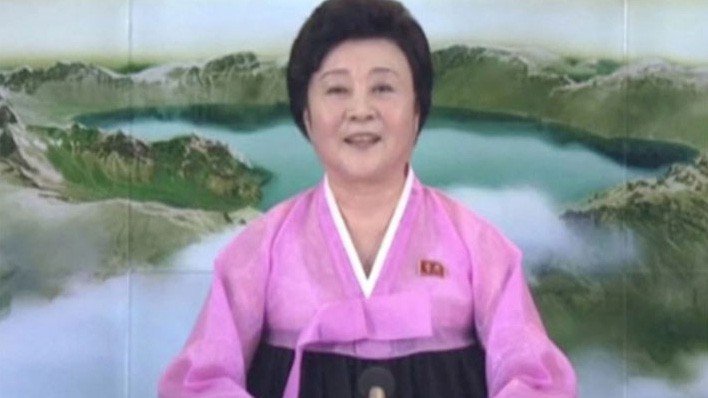 Phát thanh viên đài truyền hình quốc gia Triều Tiên trong bản tin nói về vụ phóng thử tên lửa sáng 29/11 - Ảnh: Reuters/SCMP.