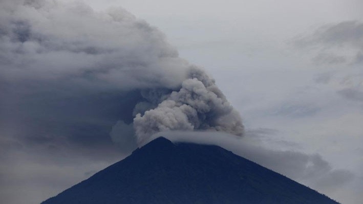 Núi lửa Agung tiếp tục phun trào trên đảo Bali ngày 29/11 - Ảnh: Reuters.