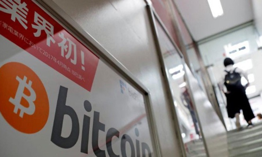 Logo Bitcoin trên quảng cáo về một cửa hàng điện máy ở Nhật hôm 5/9/2017 - Ảnh: Reuters.