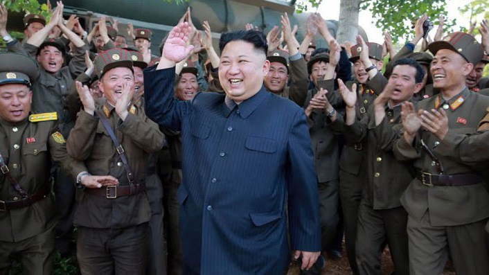 Nhà lãnh đạo Triều Tiên Kim Jong Un trong một chuyến đi thăm doanh trại quân đội. Ảnh do hãng thông tấn trung ương Triều Tiên KCNA công bố tháng 5/2017.