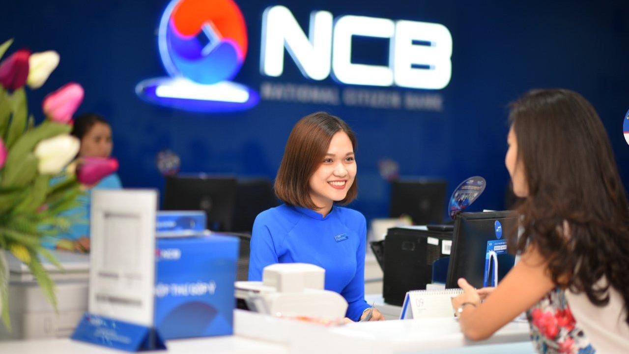 Khách hàng giao dịch tại NCB.