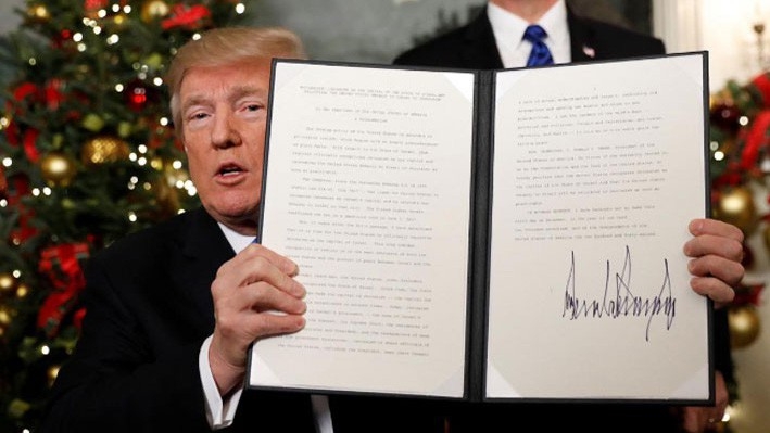 Tổng thống Mỹ Donald Trump ký sắc lệnh công nhận Jerusalem là thủ đô của Israel, ngày 6/12 - Ảnh: Reuters.