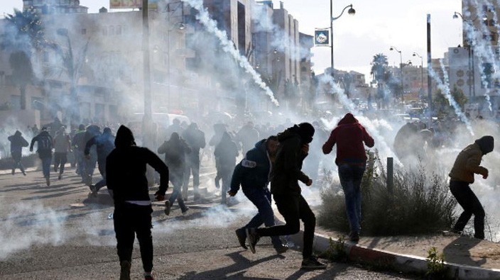 Đụng độ giữa người Palestine và binh sỹ Israel trên dải Gaza và Bờ Tây sông Jordan ngày 7/12 - Ảnh: Reuters.