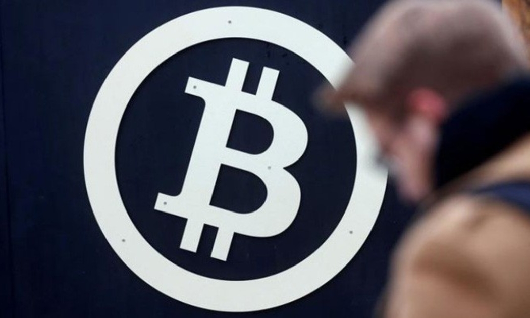 Tốc độ tăng giá chóng mặt của Bitcoin đã thu hút hàng triệu nhà đầu tư mới - Ảnh: Reuters.