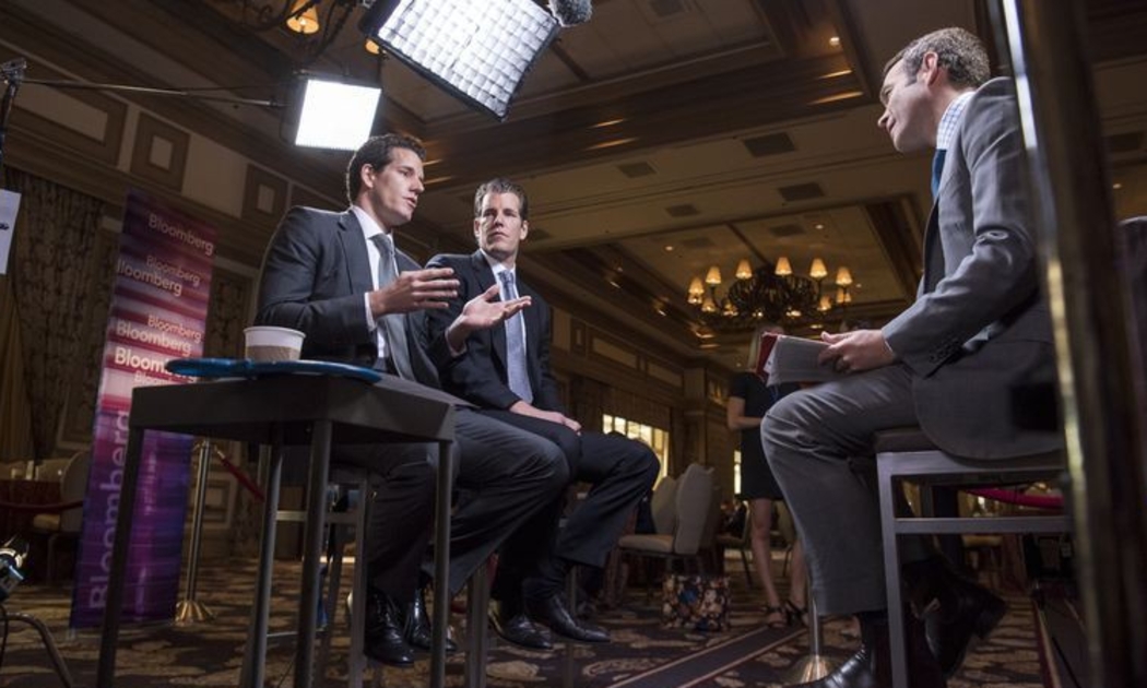 Cặp anh em sinh đôi Cameron và Tyler Winklevoss, những người được cho là tỷ phú Bitcoin đầu tiên, trong một cuộc trao đổi với Bloomberg - Ảnh: Bloomberg.