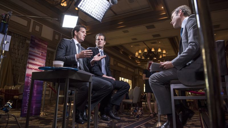 Cặp anh em sinh đôi Cameron và Tyler Winklevoss, những người được cho là tỷ phú Bitcoin đầu tiên, trong một cuộc trao đổi với Bloomberg - Ảnh: Bloomberg.