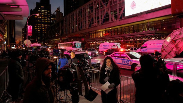Các nhà báo đang tác nghiệp trước nhà ga tàu điện ngầm ở Quảng trường Thời đại, New York, Mỹ, sau vụ tấn công khủng bố bất thành ngày 11/12 - Ảnh: Reuters.