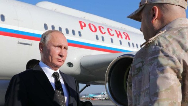 Tổng thống Nga Vladimir Putin tại căn cứ không quân Nga Hmeimim ở Syria ngày 11/12 - Ảnh: Getty/BBC.