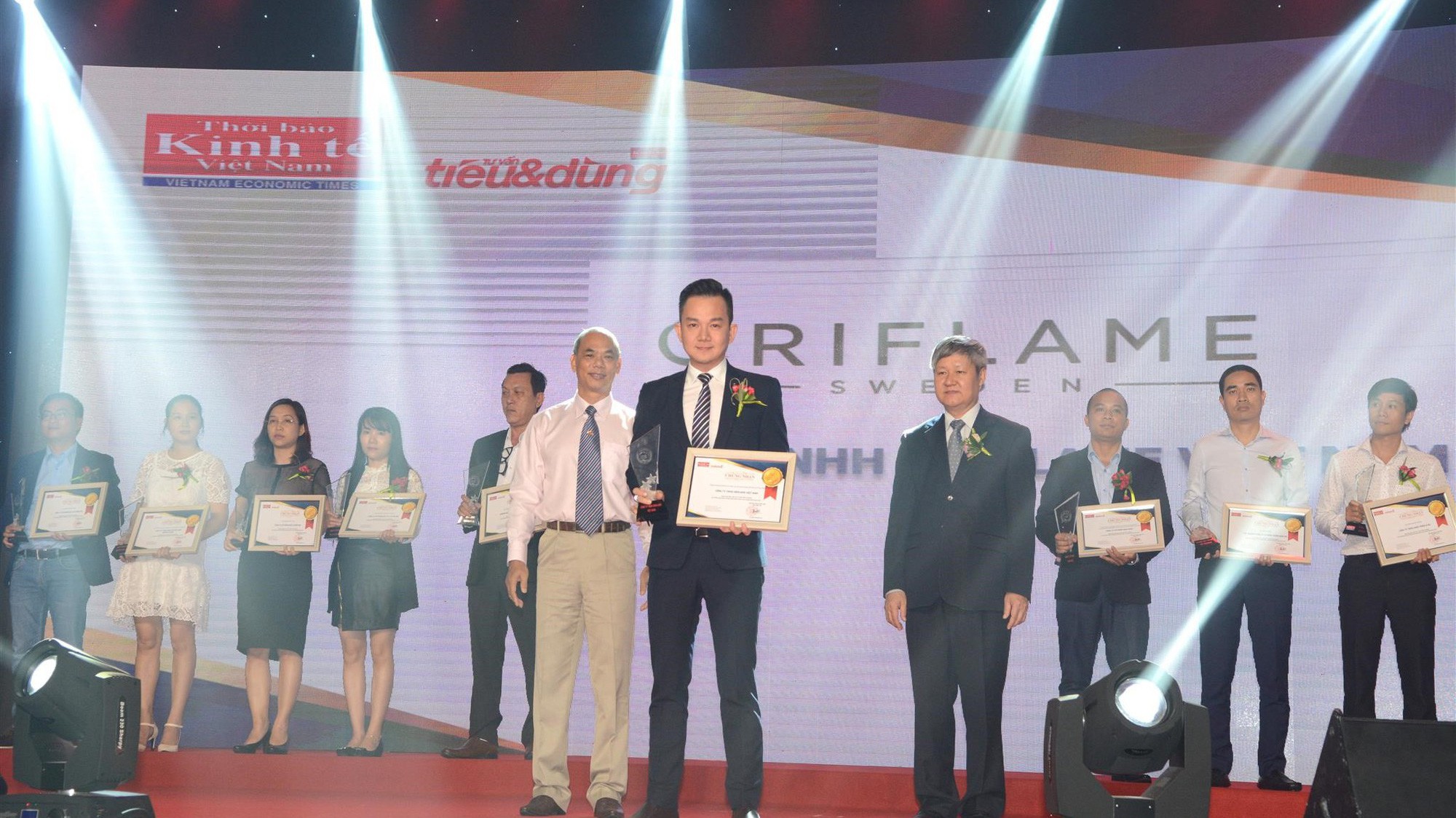 Đại diện nhãn hàng Oriflame Việt Nam, ông Đỗ Đăng Khoa nhận danh hiệu "Tin & Dùng 2017".