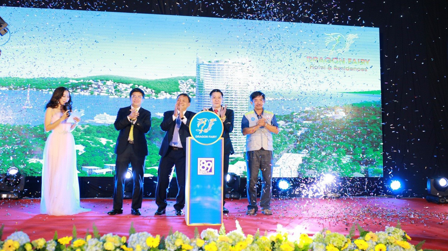Trong lễ giới thiệu dự án, nhiều khách hàng may mắn đã trở thành chủ nhân của những phần quà trong phần bốc thăm trúng thưởng.