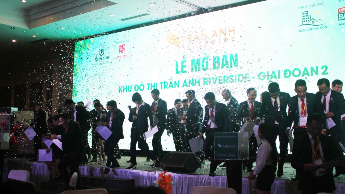 Tại lễ mở bán dự án Trần Anh Riverside - giai đoạn 2, chủ đầu tư Trần Anh Group đã đưa ra bán 55 căn biệt thự và 225 nền đất biệt thự với giá ưu đãi, chỉ cần 670 triệu đồng là đã có cơ hội sở hữu ngay.
