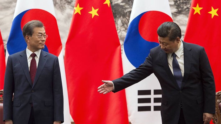 Chủ tịch Trung Quốc Tập Cận Bình (phải) và Tổng thống Hàn Quốc Moon Jae-in trong cuộc gặp tại Bắc Kinh ngày 14/12 - Ảnh: WSJ.