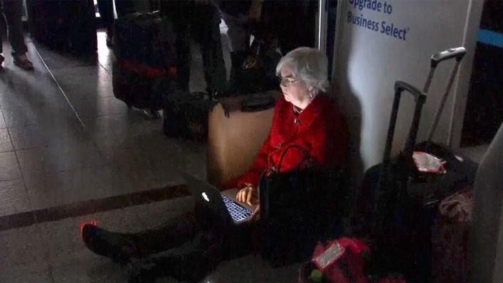 Hành khách mắc kẹt tại sân bay Atlanta của Mỹ ngày 17/12 do sân bay mất điện - Ảnh: Reuters.