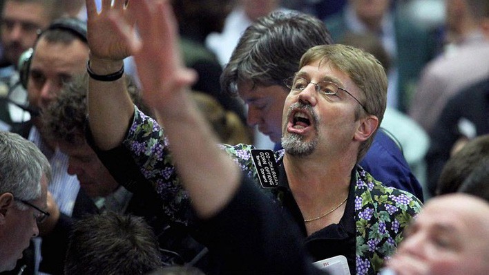 Các nhà giao dịch làm việc trên sàn hàng hóa tương lai CME ở Chicago, Mỹ - Ảnh: Bloomberg/Getty.