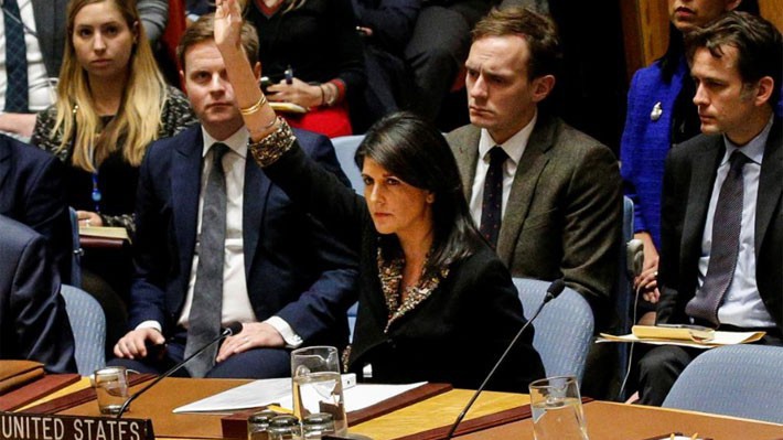 Đại sứ Mỹ tại Liên hiệp quốc Nikki Haley giơ tay phủ quyết dư thảo nghị quyết của Hội đồng Bảo an về Jerusalem ngày 18/12 - Ảnh: Reuters.