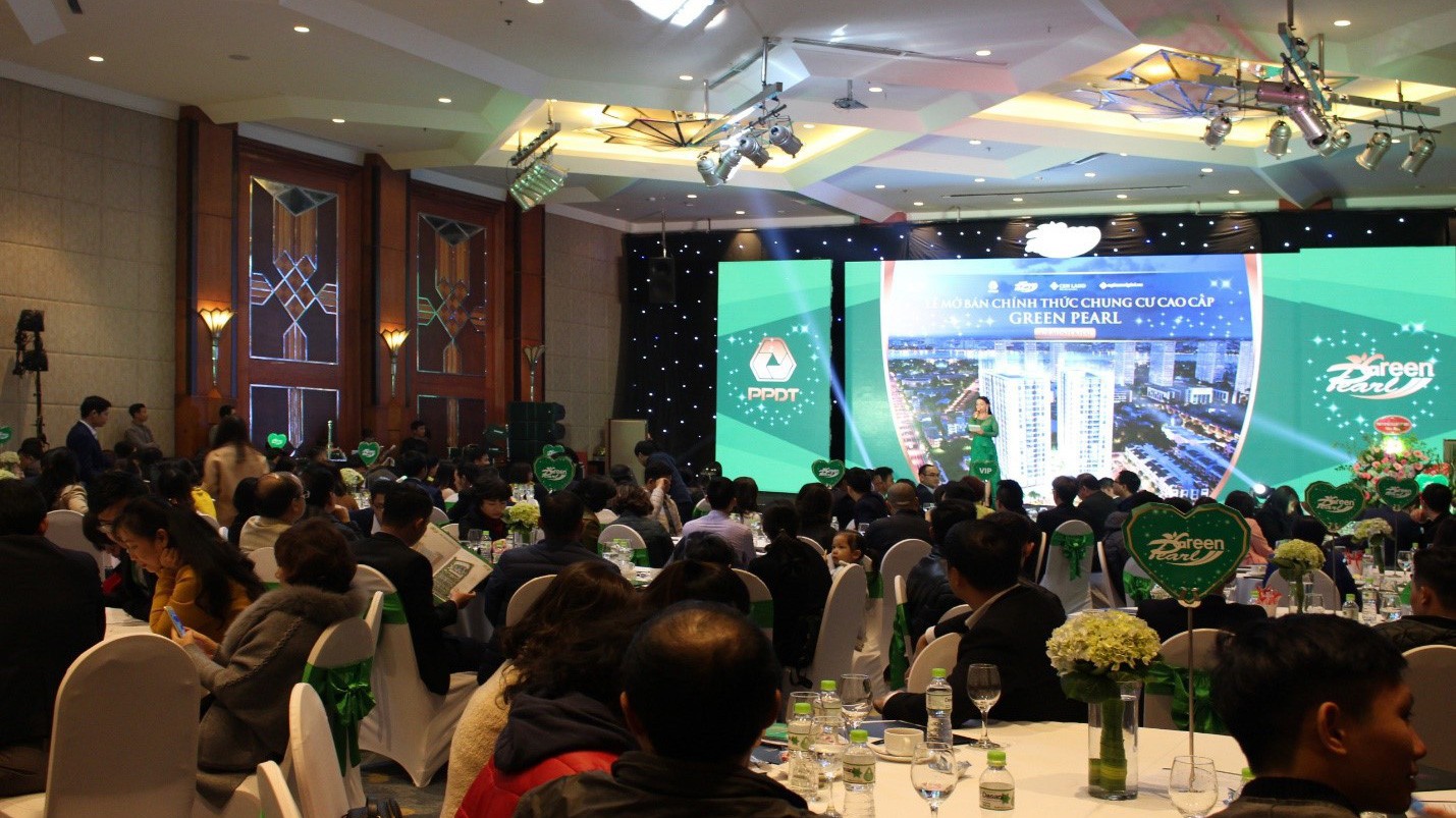 Tại lễ mở bán, nhiều khách hàng đã hoàn thành thủ tục đặt cọc. 